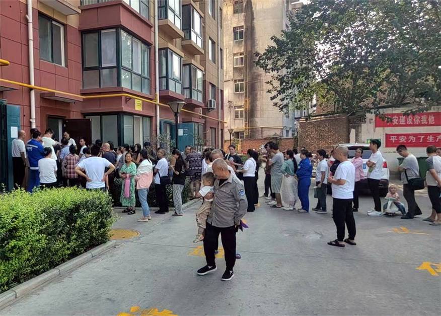 燃烧医保卡到期更换社区便民服务：李阿姨的“一门清”经历